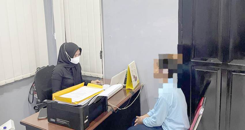 Penyidik Unit PPA Satuan Reskrim Polresta Gorontalo Kota, saat melakukan pemeriksaan terhadap oknum Ibu Tiri yang merupakan terduga penganiayaan terhadap seorang bocah yang viral di media sosial.
