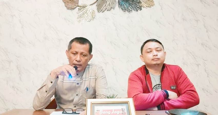 Najamuddin Petta Solong saat memberikan keterangan kepada wartawan terkait putusan Majelis hakim di PT TUN Manado yang mengabulkan banding yang diajukan oleh Najamuddin terkait Surat Keputusan (SK) Rektor IAIN Sultan Amai Gorontalo.