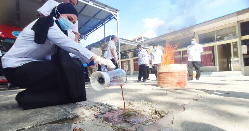 Pemusnahan barang bukti Narkoba oleh BNNP Gorontalo dengan cara dibakar dan di blender, Rabu (20/12/2023). (Foto: Natha/Gorontalo Post).