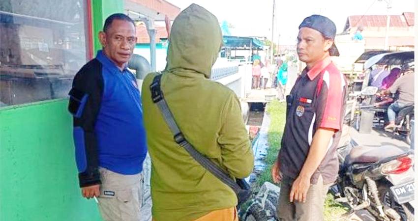 Kerja bakti yang dilakukan oleh Aparat Kelurahan Padebuolo bersama Bidang Kebersihan Dinas Lingkingan Hidup Kota Gorontalo, (F. Istimewa)