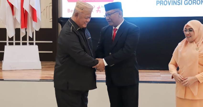 Wakil Ketua Deprov Gorontalo, Kris Wartabone, menghadiri pelantikan dan pengambilan sumpah Sekretaris Daerah Provinsi (Sekdaprov), Sofian Ibrahim di aula rumah dinas Gubernur, Rabu (6/12).
