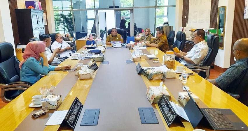 Rapat kerja Komisi I Deprov Gorontalo dengan Asisten III, Biro Hukum, dan Biro Pemerintahan dan Kesra membahas pembangunan Islamic Center, kemarin (12/11).