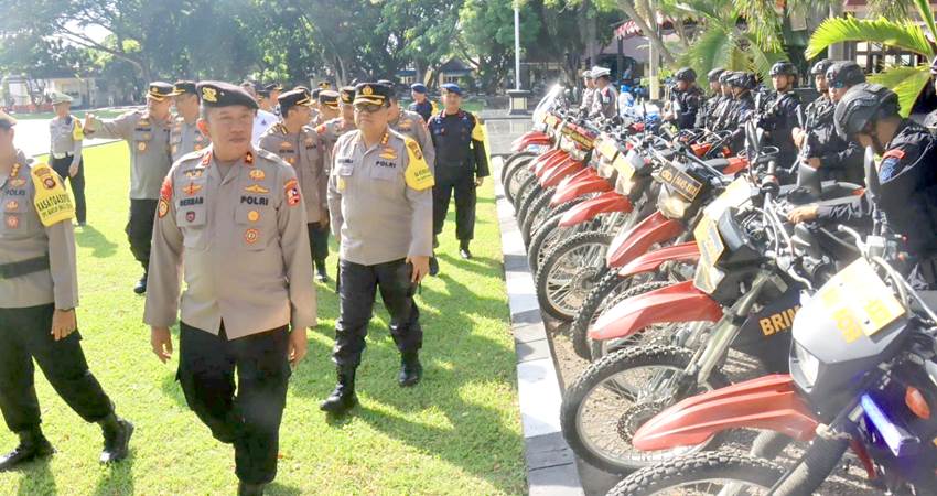 Tim Supervisi Asops Operasi Mantap Brata (OMB) dipimpin Brigjen Pol. Drs. Herman Sikumbang, M.M menggelar apel supervisi OMB 2023-2024 bertempat di lapangan apel Polda Gorontalo, Rabu, (13/12/2023) (Foto: Humas Polda Gorontalo).