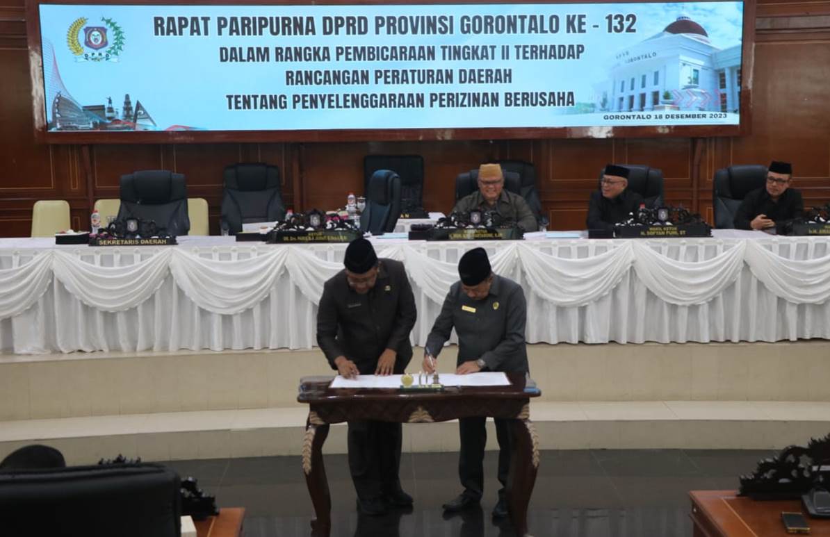 Ketua Deprov Gorontalo Paris Jusuf menandatangani surat keputusan Deprov tentang persetujuan pengesahan Ranperda penyelenggaraan perizinan berusaha dalam rapat paripurna, kemarin (18/12). (Humas)