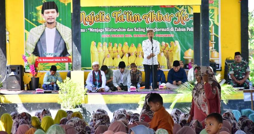 Bupati Saipul A. Mbuinga saat hadir di tengah-tengah jamaah majelis Taklim Akbar X, Ahad (24/12/2023). Foto : Iwan/Humas