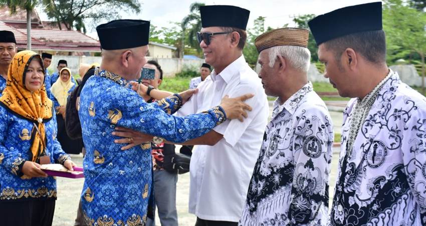 Penyerahan SK Bupati Pohuwato tentang pemberian kenaikan pangkat pengabdian, pemberhentian dan pemberian pensiun (PNS), Rabu (29/11/2023). Foto : Iwan/Humas