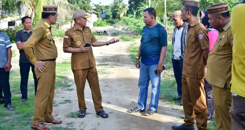Bupati Saipul A. Mbuinga saat meninjau langsung kondisi saluran irigasi di Desa Padengo, Kecamatan Duhiadaa, Selasa (19/12/2023). Foto : Iwan/Humas.