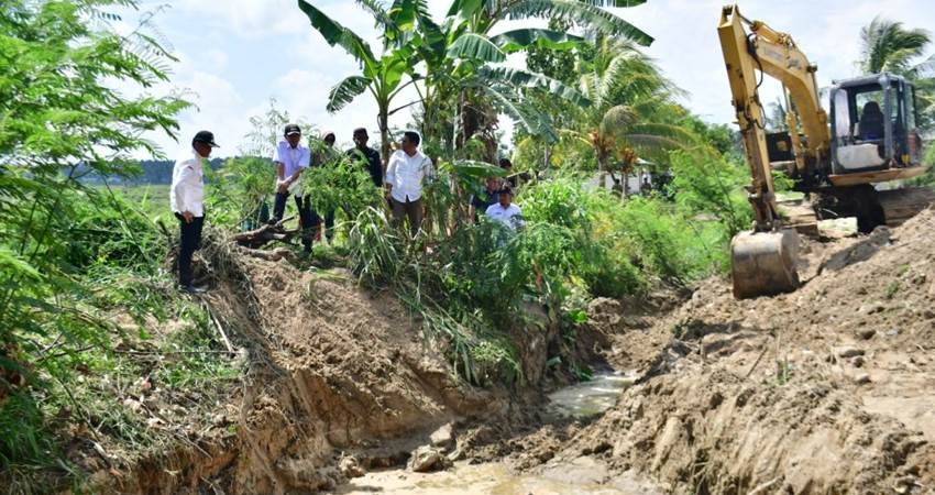 Bupati Saipul A. Mbuinga memantau langsung proses pengerukan saluran irigasi, Rabu, (20/12/2023).