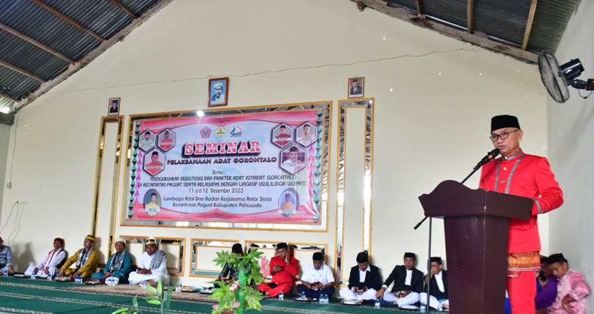 Bupati Saipul A. Mbuinga saat hadir dan membuka seminar Adat Gorontalo, Senin (11/12/2023). Foto : Iwan/Humas.