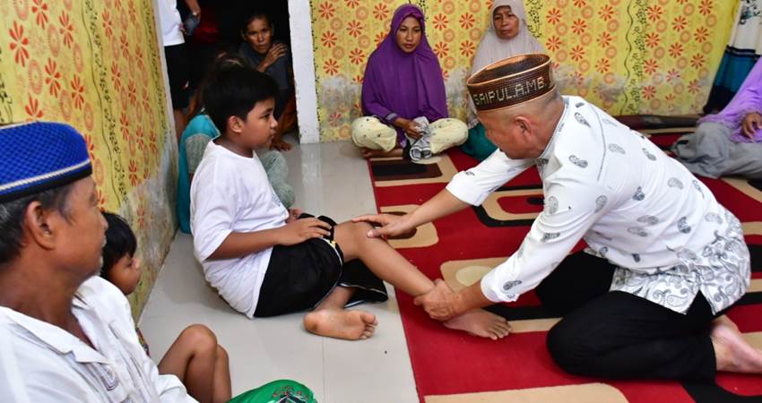 Bupati Saipul A. Mbuinga saat menyambangi kediaman kedua korban tambang Taluditi, di Desa Kalimas, Jumat (1/12/2023). Foto Iwan Karim/Humas
