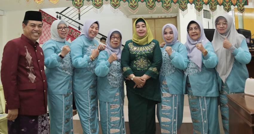 Wakil Bupati Suharsi Igirisa, saat menghadiri paripurna DPRD Provinsi Gorontalo dalam rangka memperingati HUT ke-23 Provinsi Gorontalo, Selasa (05/12/2023). Foto : Rajak/Humas