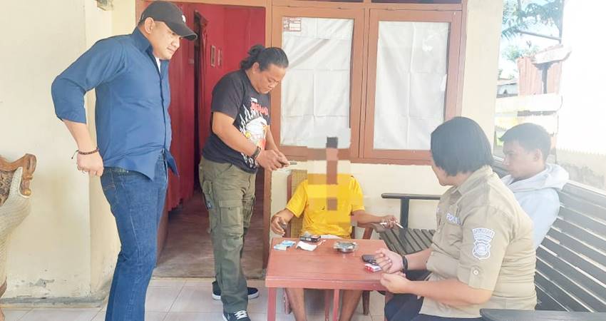 Terduga pelaku judi togel online tertangkap tangan petugas sedang merekap transaksi togel di rumahnya.