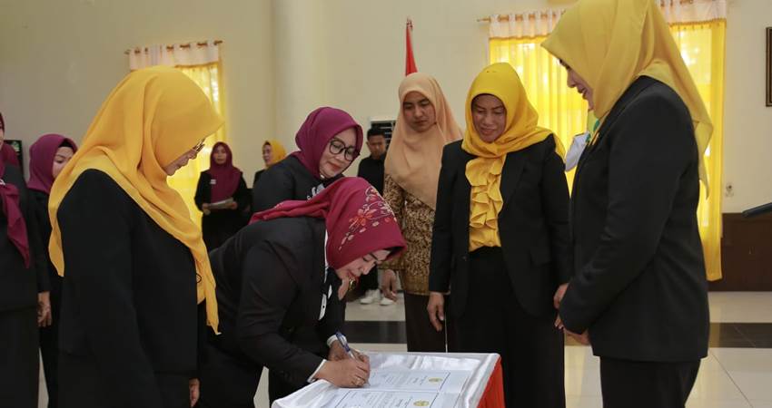 Wabup Suharsi Igirisa saat menghadiri pengukuhan Perwosi Kabupaten Pohuwato, Jumat (15/12/2023).