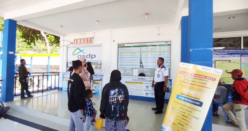 Petugas Pengawas Pelabuhan penyeberangan Gorontalo Haris saat memantau langsung penumpang yang hendak membeli tiket kapal Selasa (19/12/23). (Foto: Roy/Gorontalo Post).