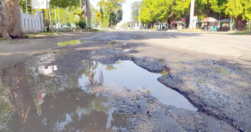 kondisi kerusakan salah satu titik diruas jalan Kabila-Suwawa digenangi air (foto Caisar/GP)