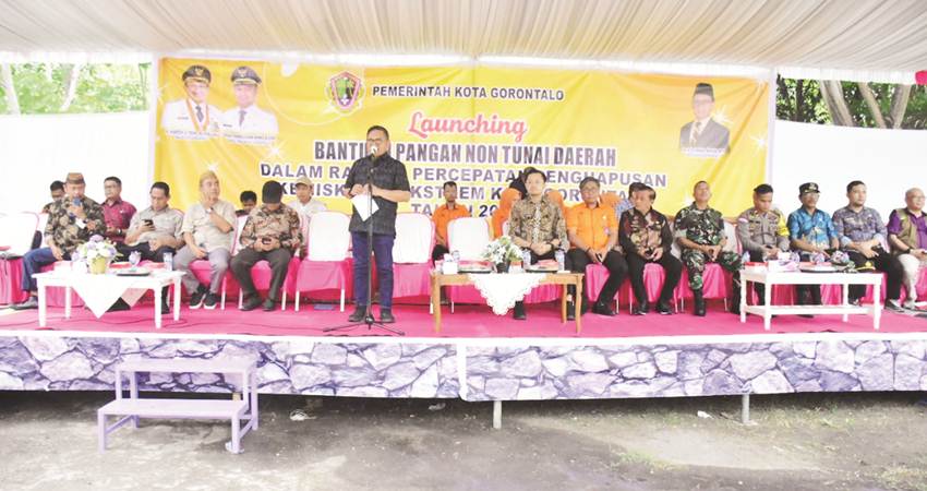 Wali Kota Gorontalo, Marten Taha ketika memberikan sambutan pada kegiatan penyaluran BPNTD Jumat (8/12/2023). (Foto: Prokopim)