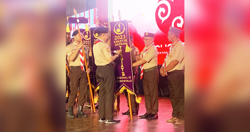 TERGIAT : Ketua Kwarda Gorontalo Hi.Sofyan Puhi menerima Tunggul Tergiat Pramuka dari Ketua Kwarnas, Komjen Pol (Pura) Budi Waseso pada pembukaan Munas XI di Banda Aceh, Sabtu (2/12). (Foto : dok / Kwarda)