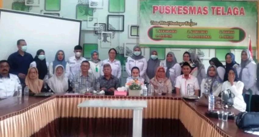 Komisi IV Deprov Gorontalo foto bersama para tenaga kesehatan di Puskesmas Telaga.