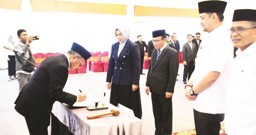 Suasana pelantikan Dewas dan Direktur Perumda MT oleh Wali Kota Gorontalo, Marten Taha, Rabu (20/12/2023). (Foto: Prokopim)