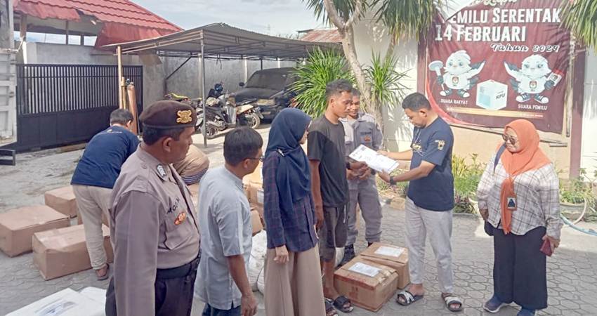 Personel Polresta Gorontalo Kota, mengamankan kedatangan logistic Pemilu di kantor Komisi Pemilihan Umum (KPU).