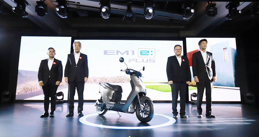 AHM memperkenalkan sepeda motor listrik EM1 e: PLUS di HM Safety Riding & Training Center Deltamas, Jawa Barat pada Kamis (21/12). (foto : dok /AHM)