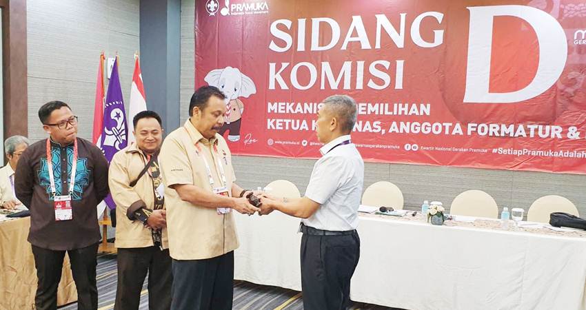 Sekretaris Kwarda Gorontalo, Abdul Rahim Labantu (kiri) yang menjadi salah satu pimpinan sidang komisi D pada ajang Munas XI Pramuka di Banda Aceh. (foto : dok / kwarda)