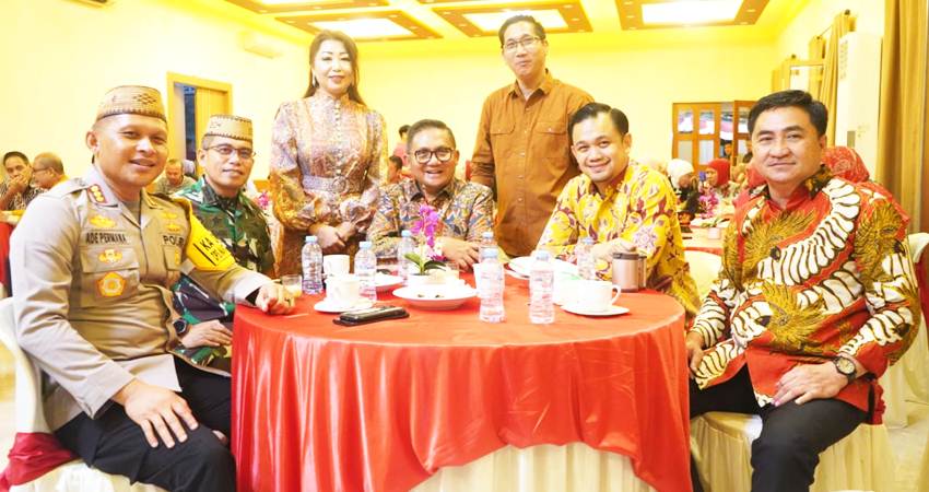 Wali Kota Gorontalo, Marten Taha, Wakil Wali Kota Gorontalo, Ryan F. Kono bersama jajaran Forkopimda Kota Gorontalo tengah menjalani agenda safari Natal di salah satu kediaman tokoh umat Kristiani di Kota Gorontalo, Senin (25/12/2023). (Foto: Prokopim)