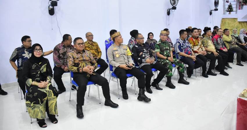 Wali Kota Gorontalo, Marten Taha bersama jajaran pejabat teras Pemerintah Kota Gorontalo tengah melakukan silaturahmi dengan umat kristiani yang dikemas dalam sebuah kegiatan safari Natal, Senin (25/12/2023). (Foto: Prokopim)