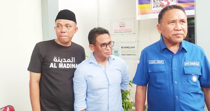 ketua DPW PAN Gorontalo Anas Yusuf didampingi ketua DPD PAN Bonbol Darit Polingala dan ketua BM PAN Gorontalo Hans Supit di Musda kemarin. (Foto Caisar/GP)