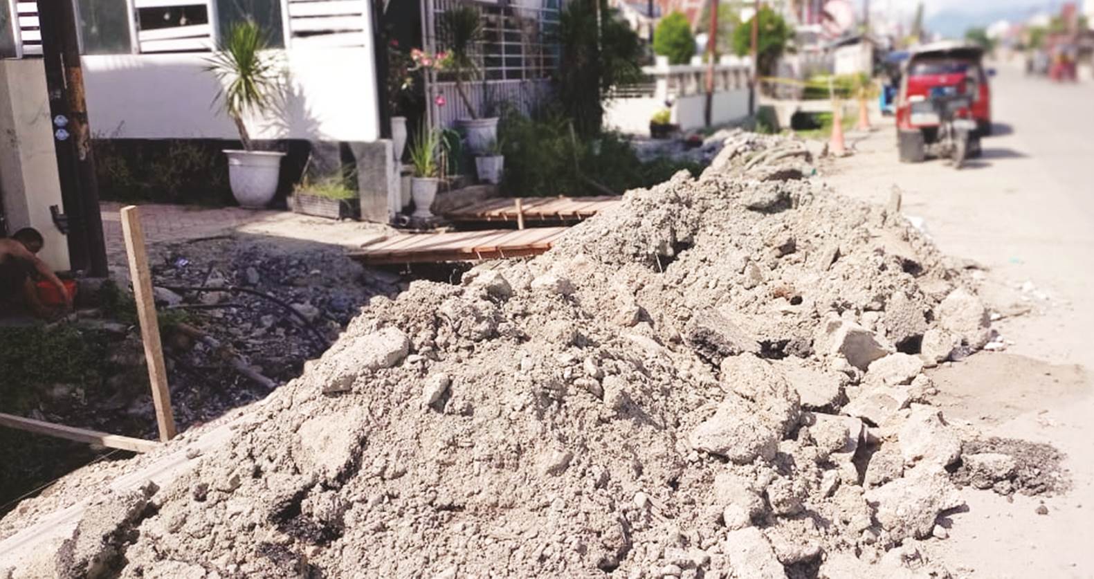 Proses pekerjaan proyek revitalisasi Jalan Nani Wartabone, eks Jalan Panjaitan. (Foto: Rijalal Khan/GORONTALO POST)