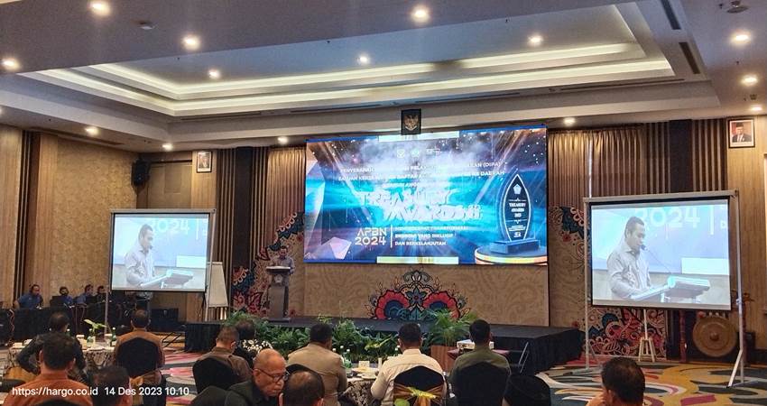 PJ Gubernur Ismail Pakaya saat memberikan sambutan dalam kegiatan penyerahan DIPA dan TKD di wilayah Provinsi Gorontalo tahun 2024 di Hotel Aston Gorontalo, Kamis (14/12/2023). (F. Iwan/Hargo.co.id)