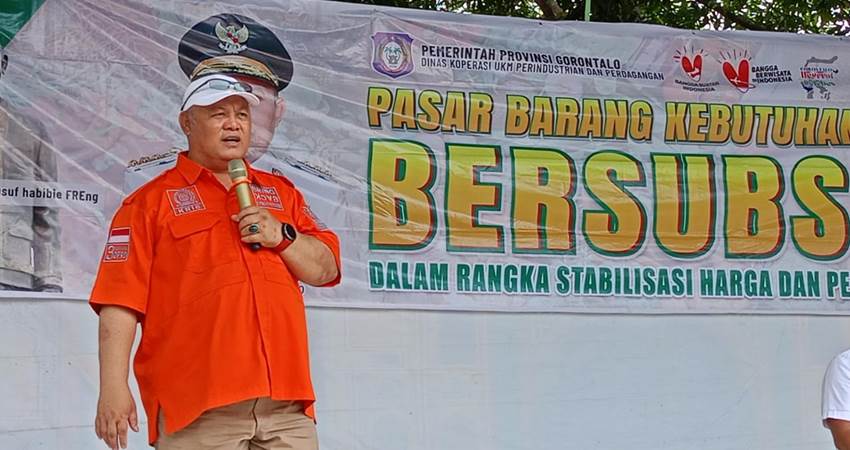 Wakil Ketua Deprov Gorontalo, Kris Wartabone, saat menghadiri kegiatan pasar murah di Desa Boludawa, Kecamatan Suwawa, Kabupaten Bone Bolango, Selasa (19/12).