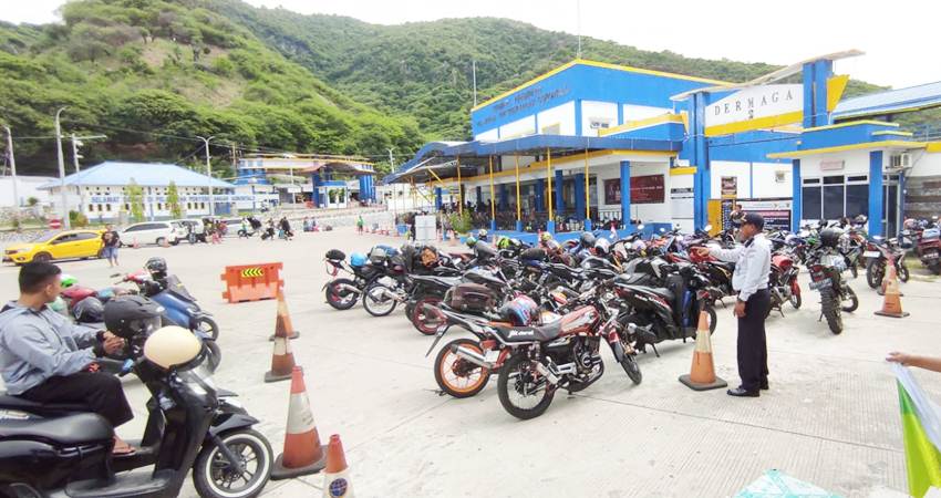 Petugas pengawasa Pelabuhan Penyeberangan saat memonitor kendaraan yang mengantri untuk diangkut di kapal ferry, Kamis (21/12/23).