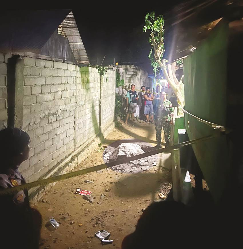 Proses evakuasi jasad Mita Dunggio (22) korban tewas usai dihujani 3 tikaman sang suami, di Desa Marisa Selatan, Kecamatan Marisa, Pohuwato.