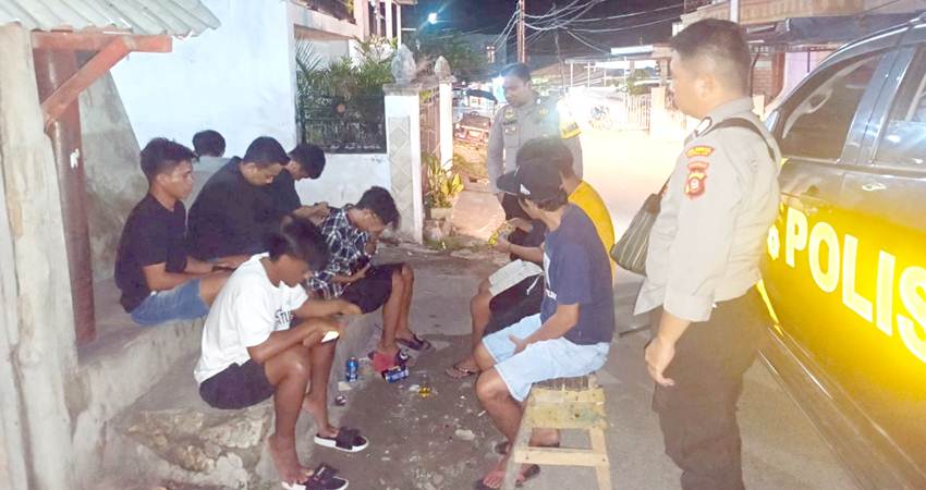 Personel Polsek Kota Timur mengamankan puluhan botol minuman keras (Miras)