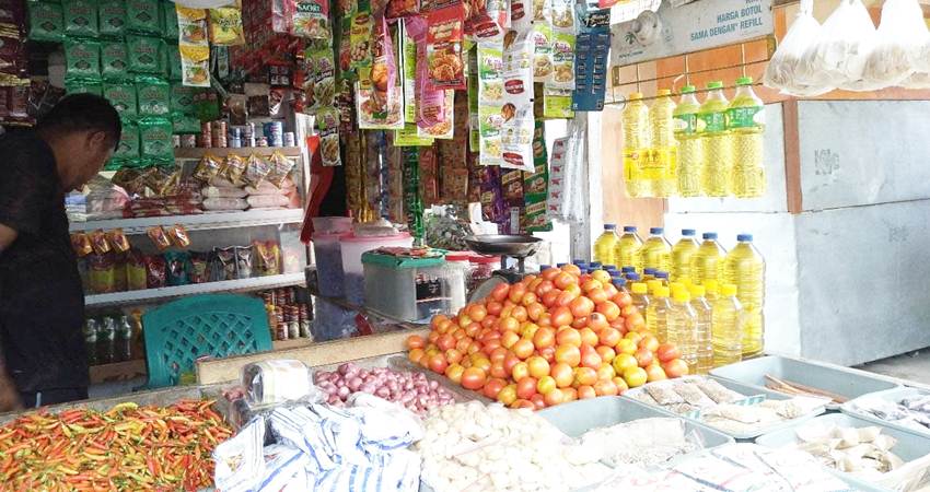 Rica dan bahan pokok lain yang dijual pedagang.