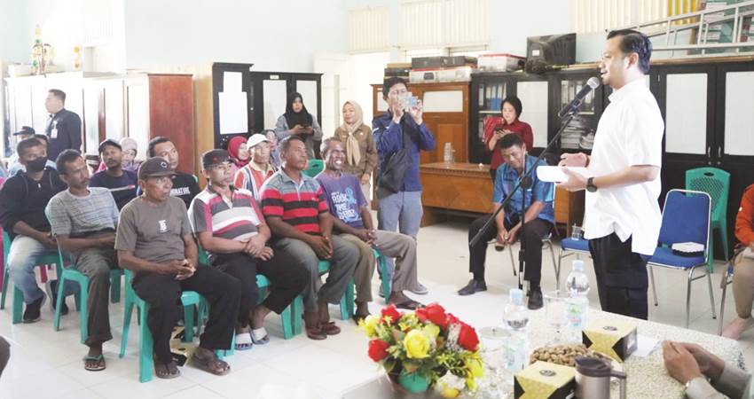 Wakil Wali Kota Gorontalo, Ryan F. Kono ketika memberikan arahan pada kegiatan penyerahan bantuan sarana perikanan, Kamis (7/12/2023). (Foto: Prokopim)