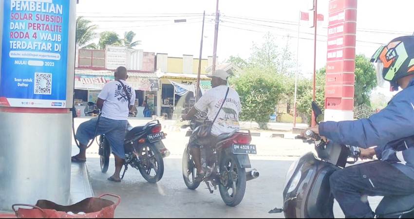 Pengendara sepeda motor yang diduga sebagai oknum spekulan BBM tertangkap kamera amatir bolak balik saat mengisi sendiri tangki motor besarnya di SPBU Gorut dan hanya dibiarkan petugas operator SPBU. (Foto: dok/Gorontalo Post).
