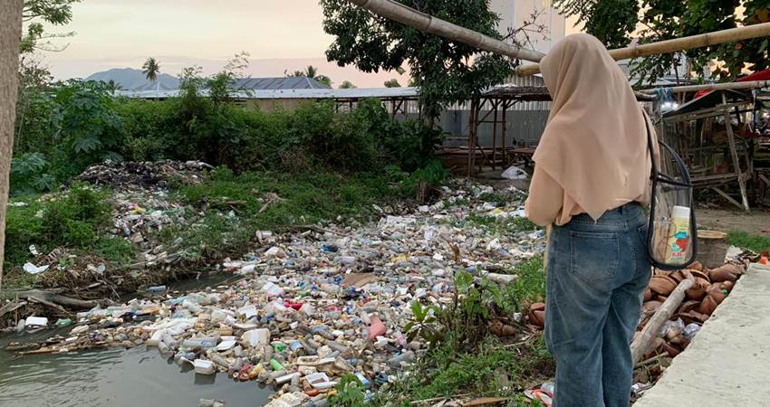 Kondisi saluran air di kawasan Jalan Tondano Kota Gorontalo yang dipenuhi sampah.