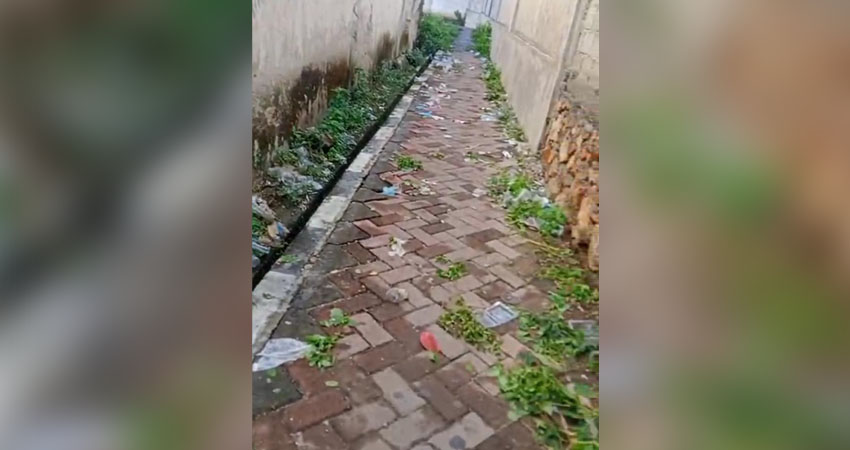 Banyak sampah plastik yang berserakan di belakang Sekolah Menengah Atas (SMA) Negeri 1 Kota Gorontalo, Senin (4/12) (F. Istimewa)