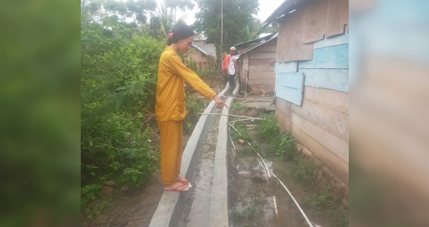 BECEK - Air limbah di rumah-rumah warga yang seharunya mengalir ke SPAL namun justru tertahan di dinding SPAL dan memicu genangangan hingga memimbulkan bau busuk di sekitar.Proyek SPAL tersebut berlokasi di Desa Sukamaju Kecamatan Mootilango Kabupaten Gorontalo, Kamis (30/11/23). (Foto: Istimewa).