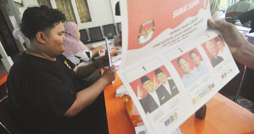 KPU menyatakan surat suara yang sudah didistribusikan dan dicoblos WNI di Taipei tidak sah karena dilakukan sebelum waktunya (ANTARA FOTO/MUHAMMAD IZFALDI)