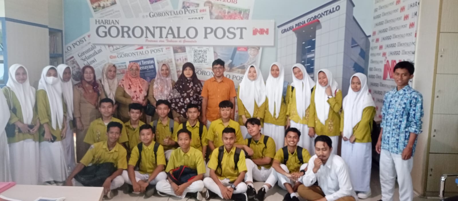 TAMU REDAKSI : Siswa-siswi SMA Negeri 2 Limboto pengelola Majalah Sekolahku foto bersama dengan Pemimpin Redaksi Gorontalo Post, Jitro Paputungan, dan guru pendamping saat kunjungan ke redaksi Gorontalo Post, Selasa (19/12) siang. (foto : jalal / gorontalo post)