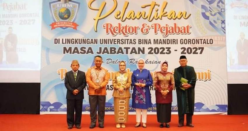 PELANTIKAN REKTOR : Rektor UBM, Dr.Titin Dunggio (tiga dari kiri) foto bersama dengan para kepala daerah usai pelantikan rektor UBM, Kamis (30/11). (foto : dok /ubm)
