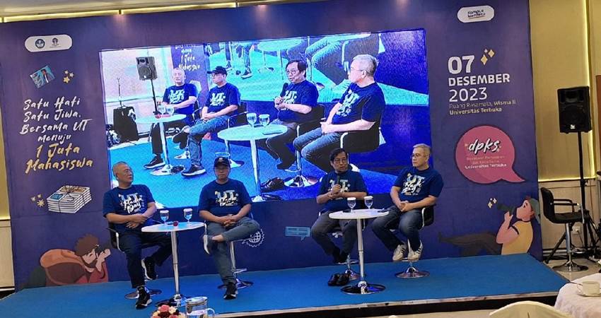 (kiri ke kanan) Warek 2, Rektor UT Prof Ojat Darojat, Warek 1, dan Warek 4 dalam Media Day 2023. (Foto Mesya/JPNN.com)