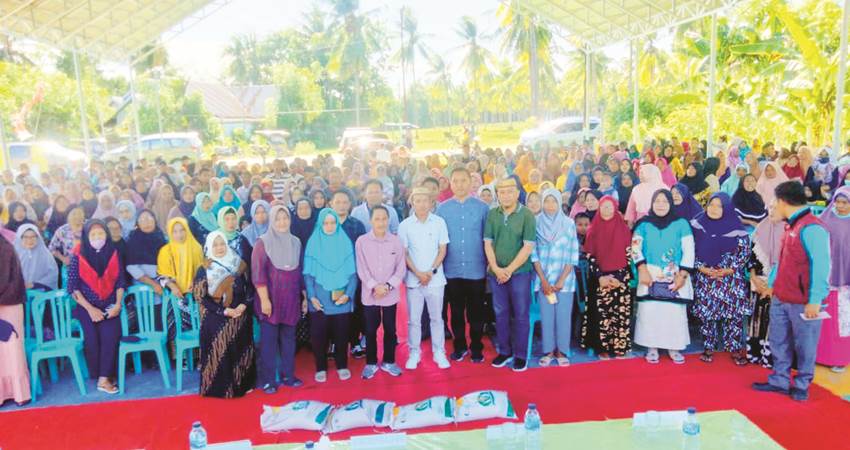 Bupati Gorontalo Nelson Pomalingo saat foto bersama dengan para penerima KPM di Limboto Barat