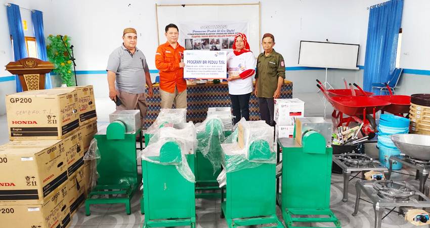 BRI PEDULI - Kepala BRI Unit Suwawa, Idris R.Mooti menyerahkan bantuan peralatan UMKM Program TJSL BRI kepada Kelompok Usaha Wanita Tangguh Suwawa, berlangsung di kantor Desa Boludawa, Suwawa, Kamis (30/11). (foto : dok / bri cabang gorontalo)