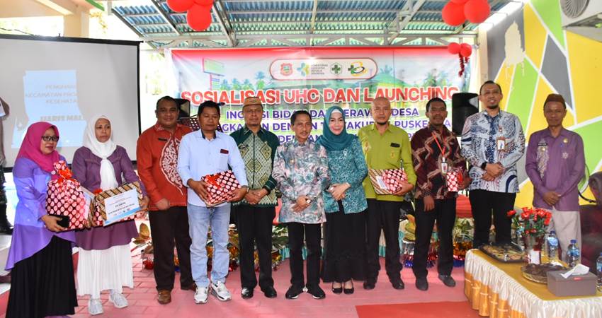 RAKOR. Kepala Dinas Koperasi dan UMKM saat foto bersama seusai pelaksanaan rakornas.