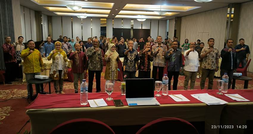 APRESIASI. Bupai Gorontalo Nelson Pomalingo saat membuka launching Launching Inovasi Bidan dan Perawat Desa.