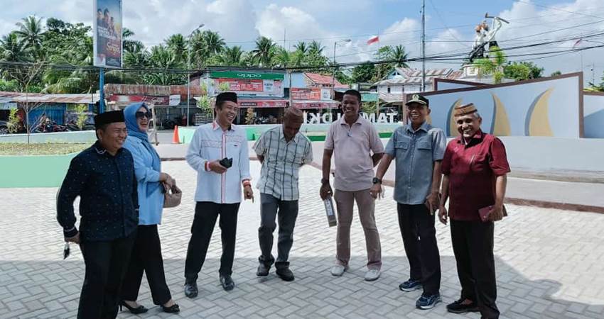 TINJAU. Aleg dapil Tibawa-Puubala saat melakukan reses di Taman DKI yang baru saja selesai pekerjaannya.